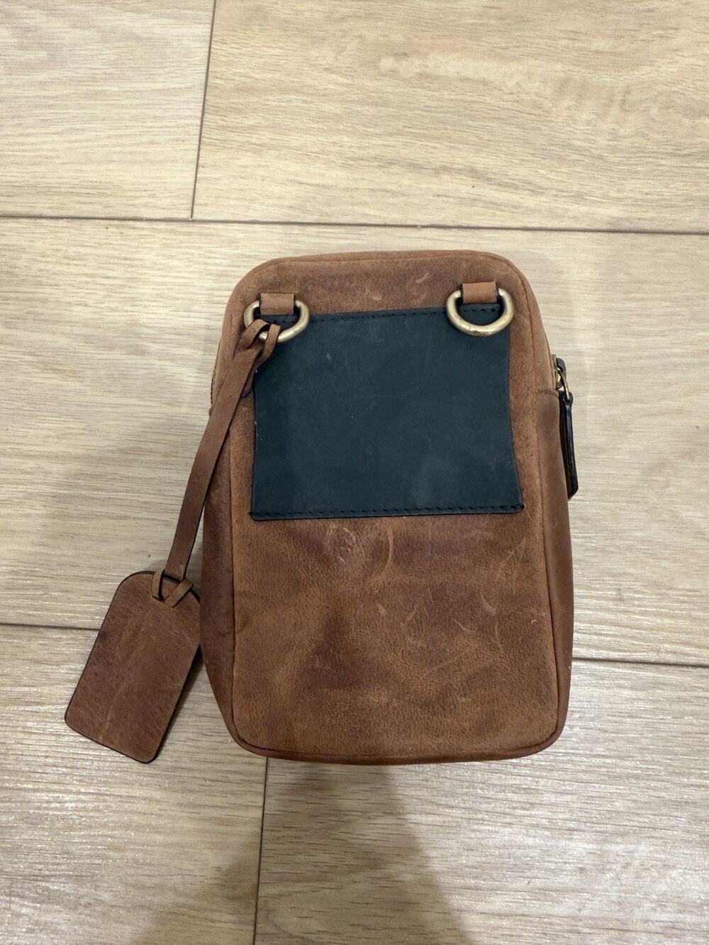Levenger Fine Leather Leather Crossbody Wallet Old School Phone Case